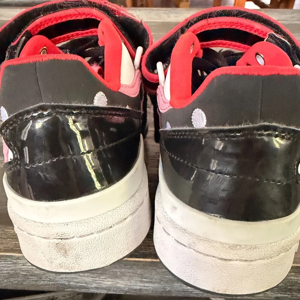 HELLO KITTY ADIDAS Black and White WITH PINK TRIM GIRLS SZ5 (sm women’s )
